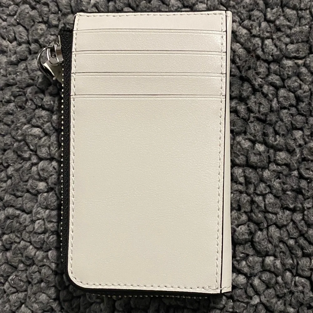 Marc Jacobs White Leather Zip Card Holder with Black Plaque